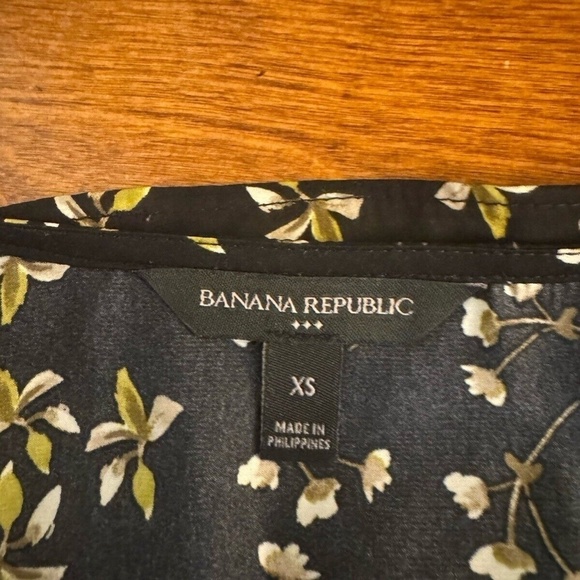 Banana Republic Factory XS Multi-Color w/Floral Print V-Neck Peplum Blouse - EUC - Picture 4 of 4